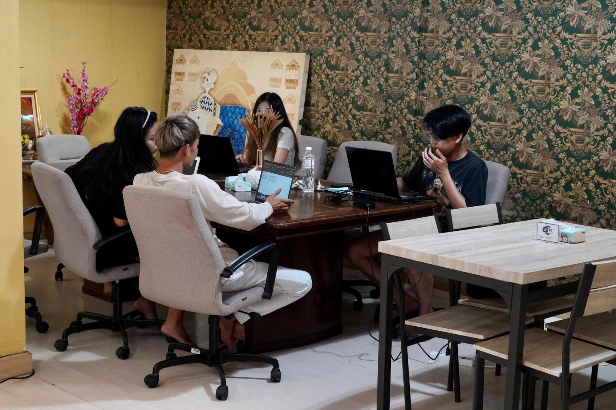 Sura Hostel Bangkok Near Mrt Phra Ram 9 Buitenkant foto